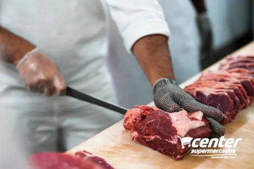 Açougueiro do Center preparando cortes de carne