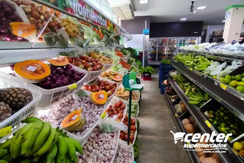 Corredor de hortifrúti do Center com frutas e verduras