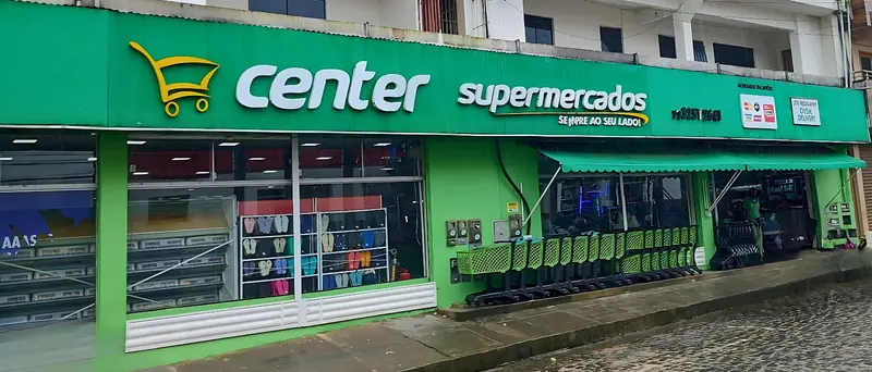 Fachada verde do Center Supermercados na Rua Athaíde Setúbal, em Itacaré